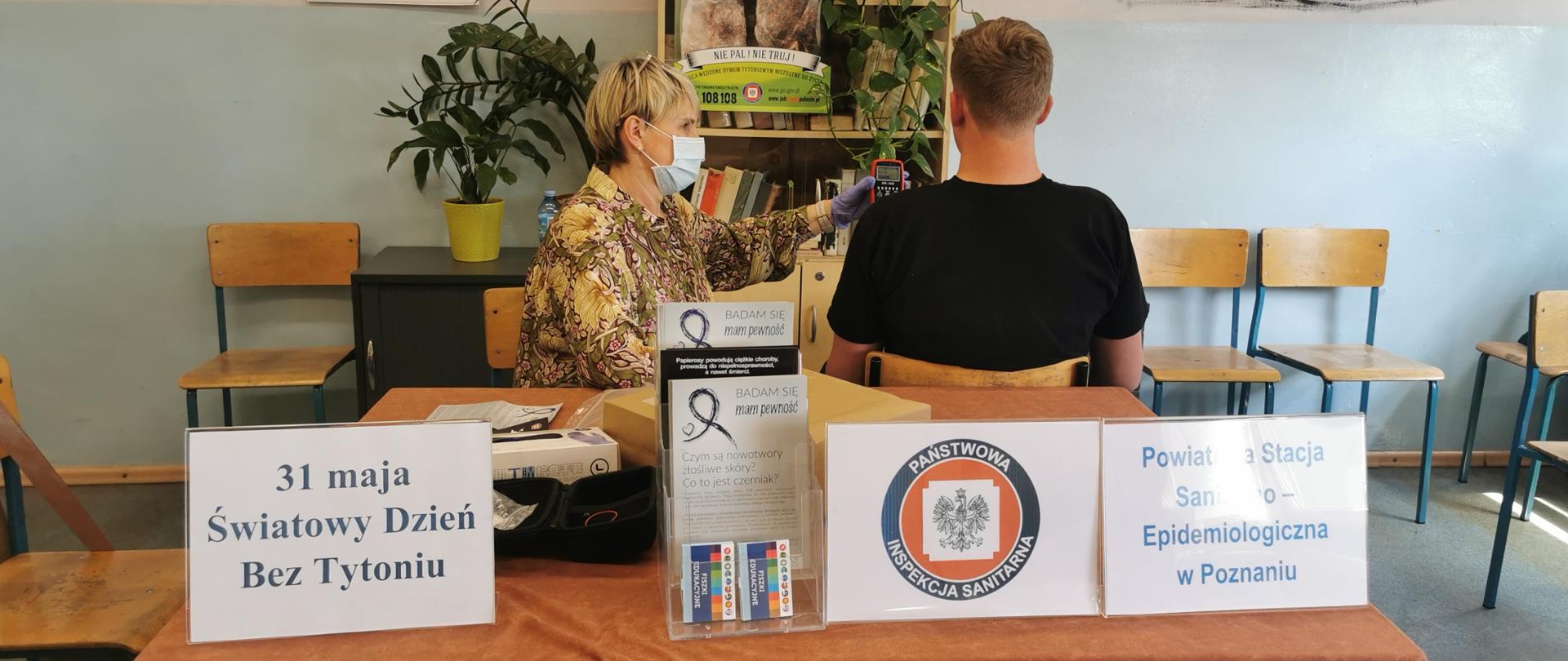 Pracownica Powiatowej Stacji Sanitarno-Epidemiologicznej w Poznaniu wykonuje pomiar tlenku węgla w wydychanym powietrzu przy użyciu smokerlyzera.
