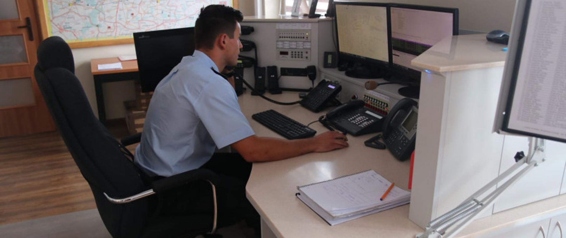 Zdjęcie przedstawia strażaka podczas służby