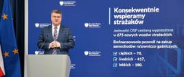 Wiceminister MSWiA Maciej Wąsik w trakcie ogłaszania programu wsparcia na zakup samochodów dla OSP.