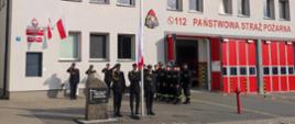 Na zdjęciu widać strażaków Komendy Powiatowej PSP w Kolnie w momencie podnoszenia flagi państwowej.