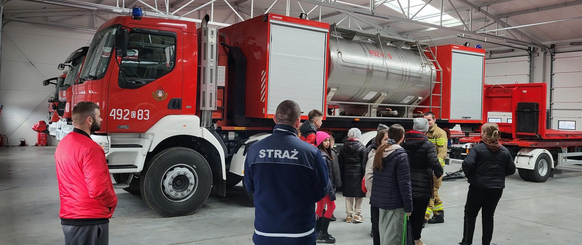 Na zdjęciu strażacy podczas pogadanek w JRG