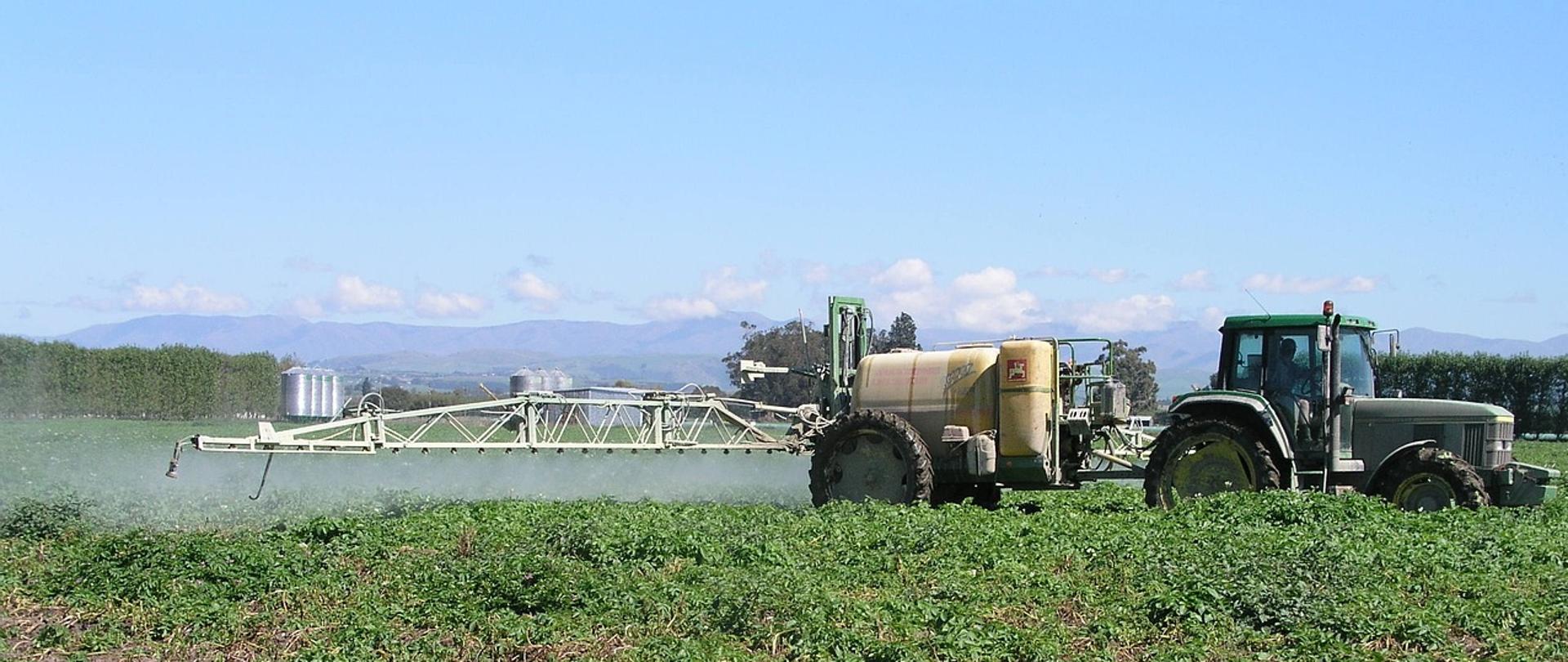 na zdjęciu znajduję się opryskiwacz