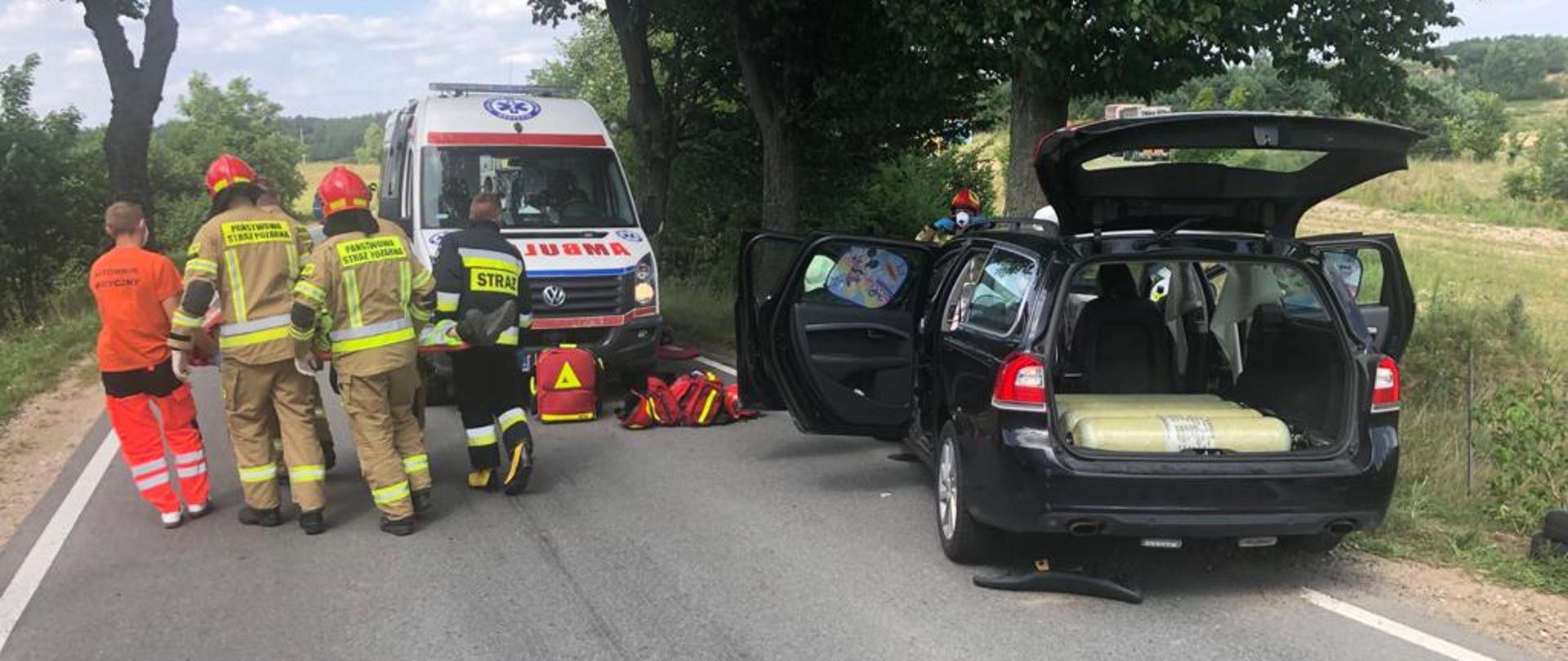 Strażacy przenoszą rannego do ambulansu.