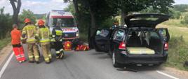 Strażacy przenoszą rannego do ambulansu