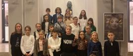 zdjęcie dzieci w korytarzu filharmonii