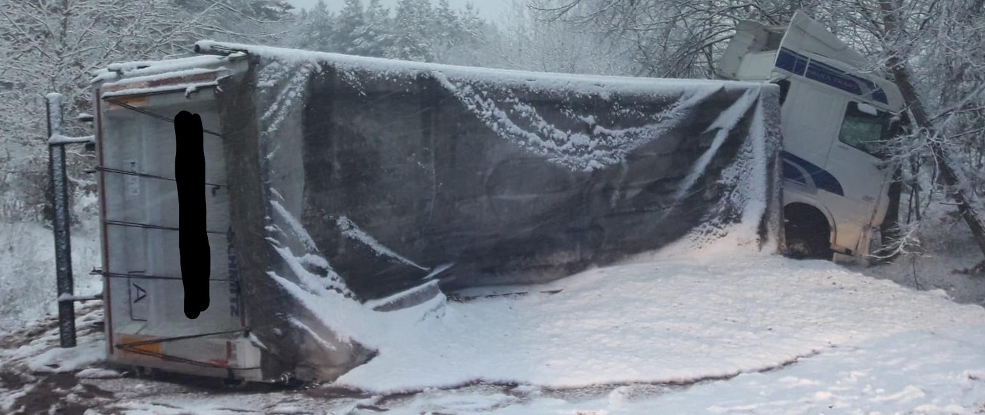 Przewrócony samochód ciężarowy przewożący 25 ton ryby szproty.