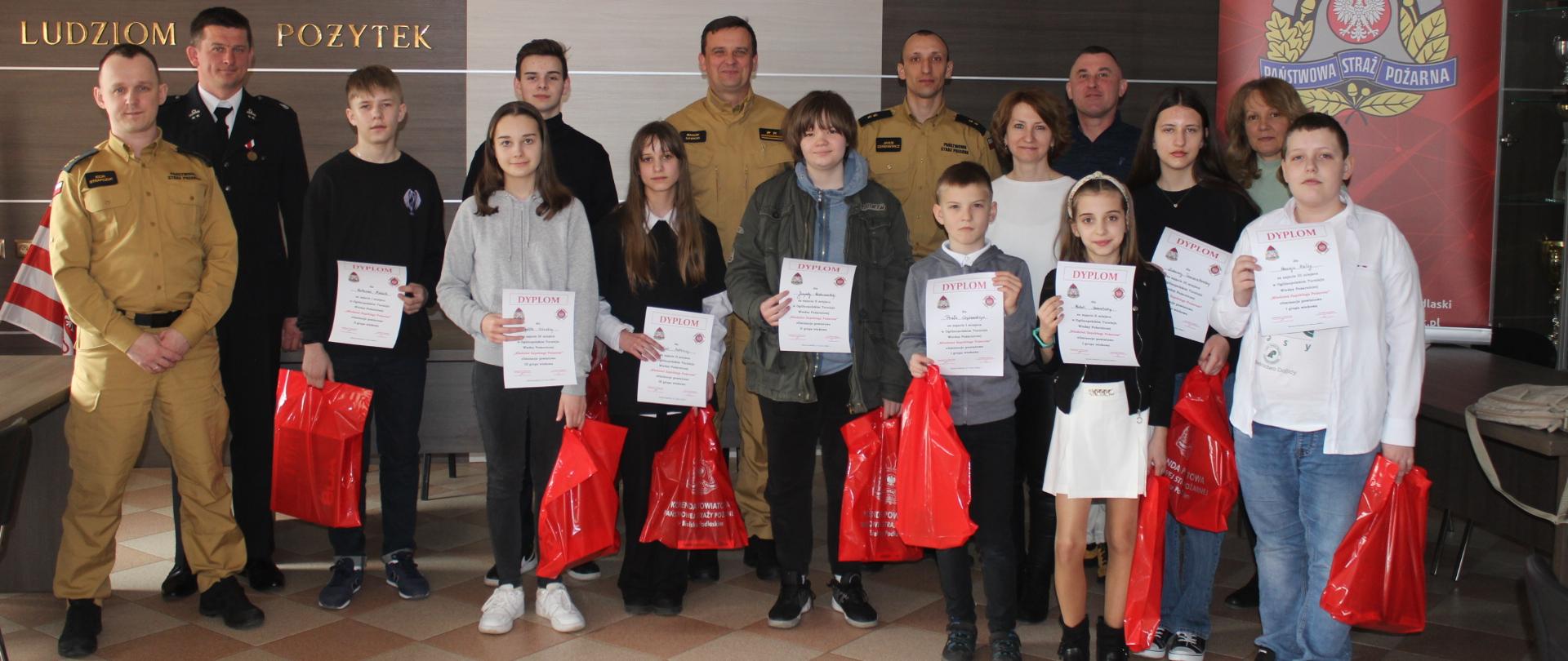 Zdjęcie przedstawia laureatów Turnieju wiedzy z nagrodami 