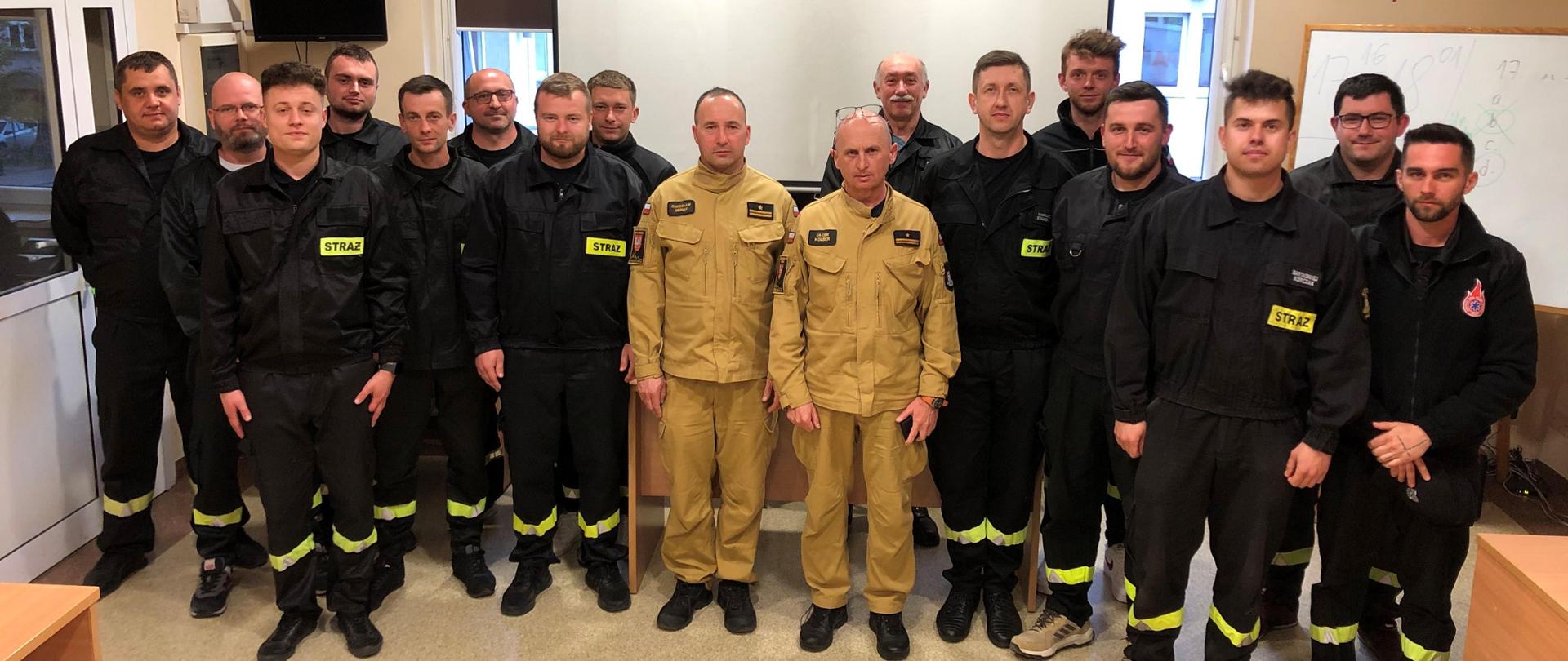 Zdjęcie słuchaczy wraz z komisją egzaminacyjną po zakończonym egzaminie.