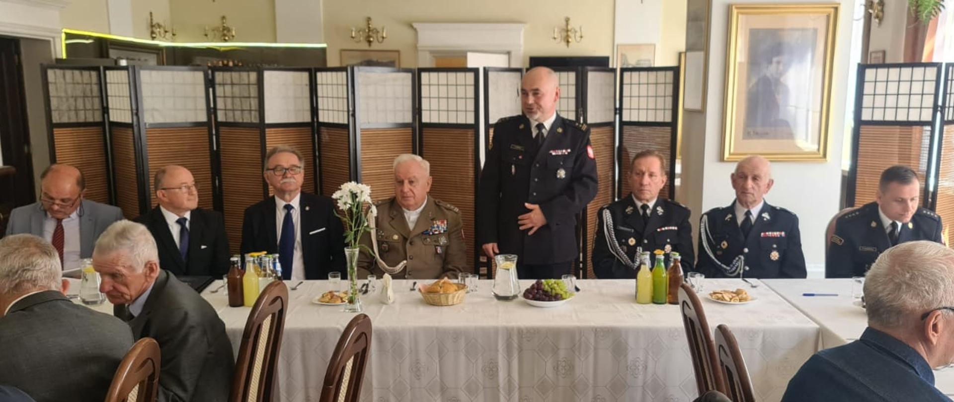 Na zdjęciu widać zarząd koła emerytów i rencistów pożarnictwa w Jarosławiu, komendanta powiatowego PSP w Jarosławiu, a także kapelana ubranego w mundur wojskowy.