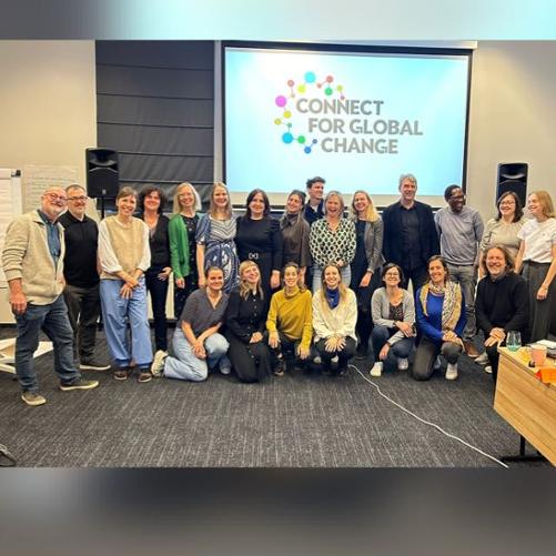 Grupa osób pozuje do zdjęcia