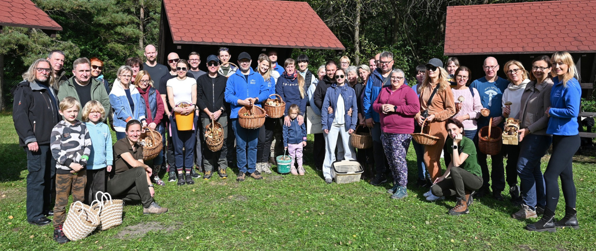 Pamiątkowe zdjęcie uczestników grzybobrania w Bożenkowie.