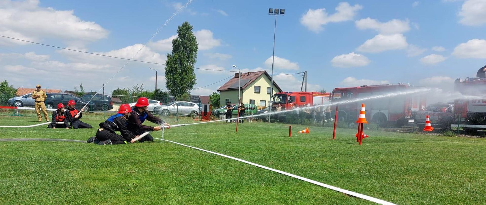 Druhowie OSP podczas wykonywania ćwiczenia bojowego