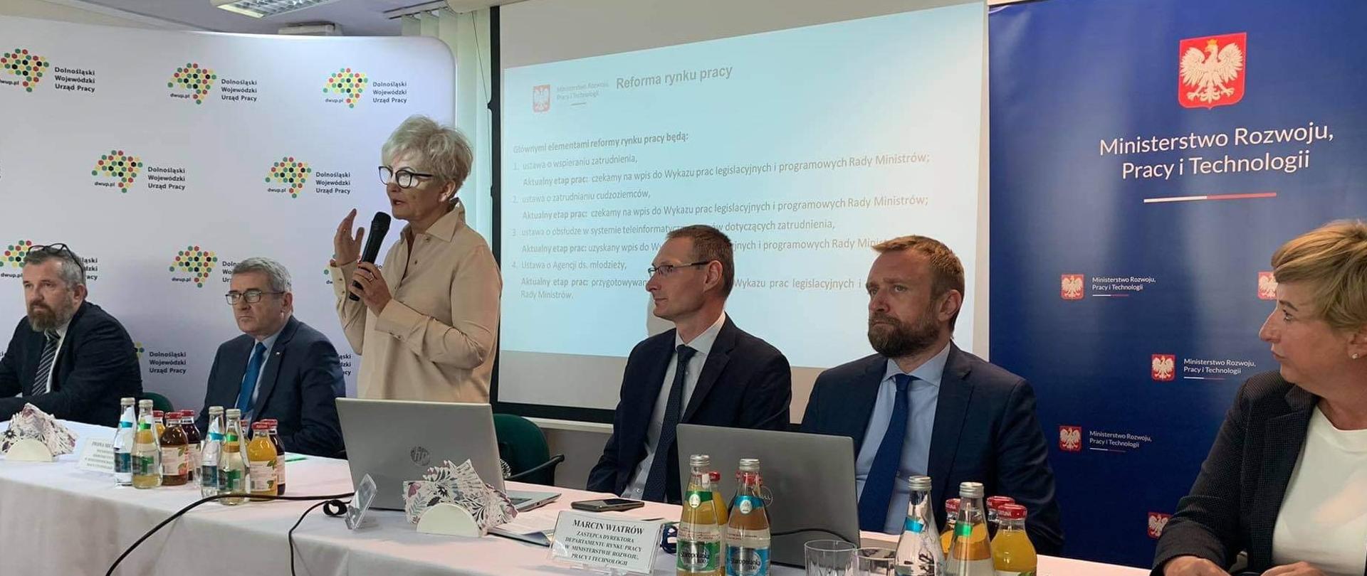 wiceminister Iwona Michałek spotkała się z przedstawicielami urzędów pracy w Wałbrzychu.