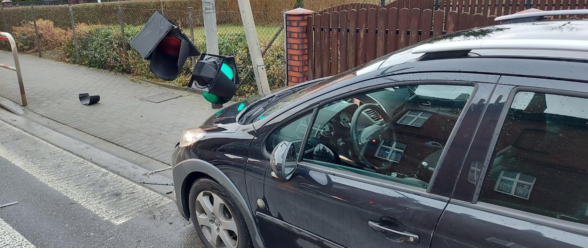widoczny pojazd oraz uszkodzona sygnalizacja świetlna.