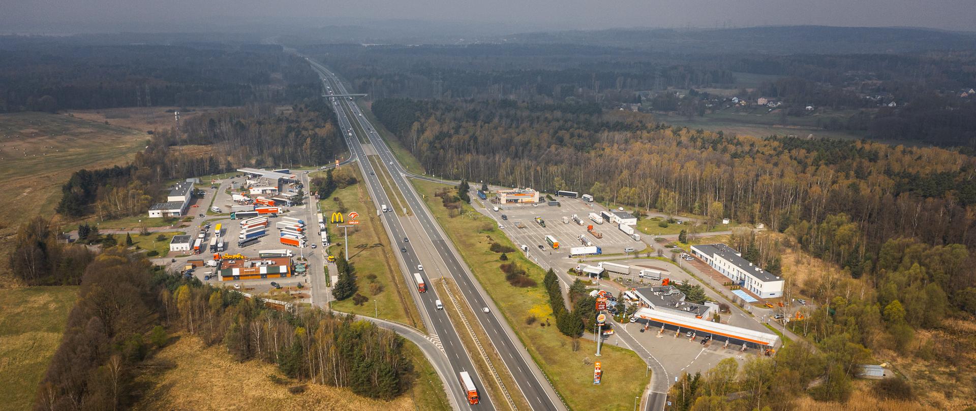 Miejsca Obsługi Podróżnych (MOP) w Jaworznie wśród terenów leśnych.