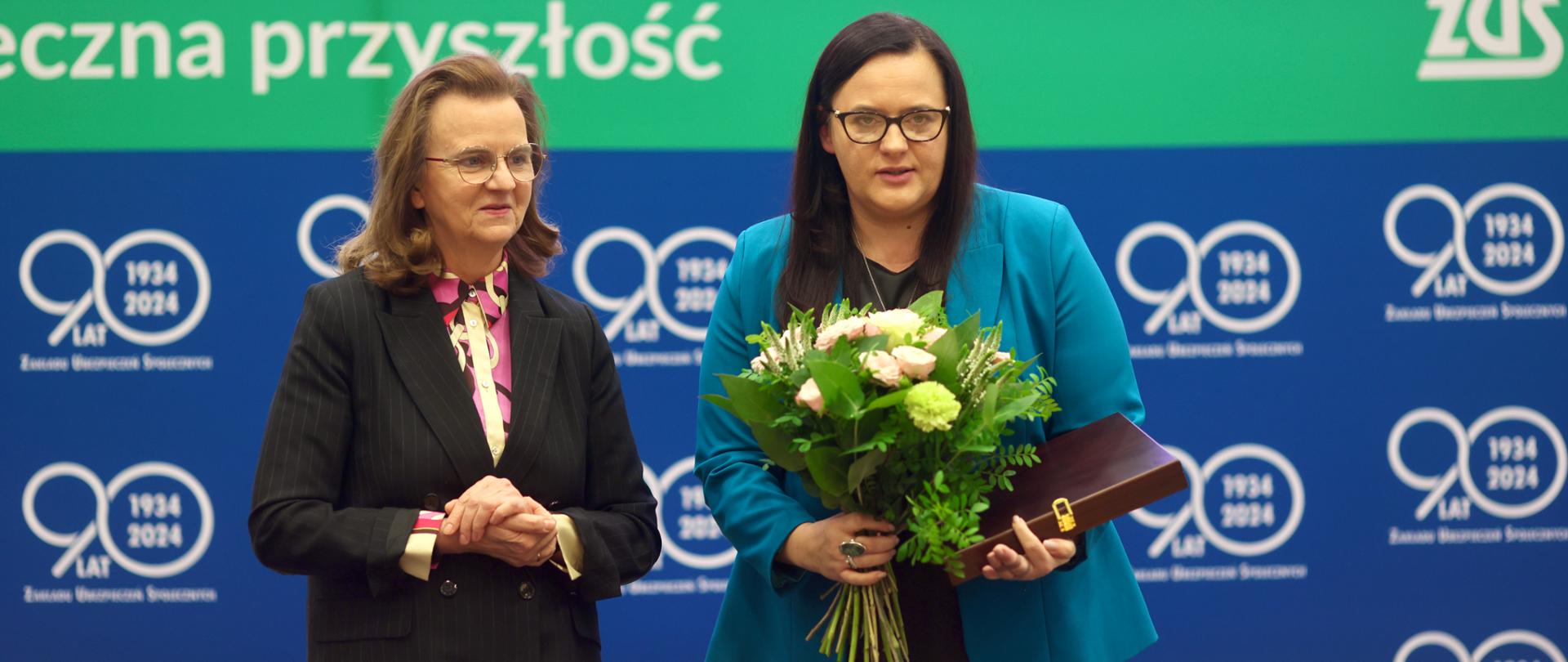 Minister Małgorzata Jarosińska-Jedynak i prezes Gertruda Uścińska pozują do zdjęcia