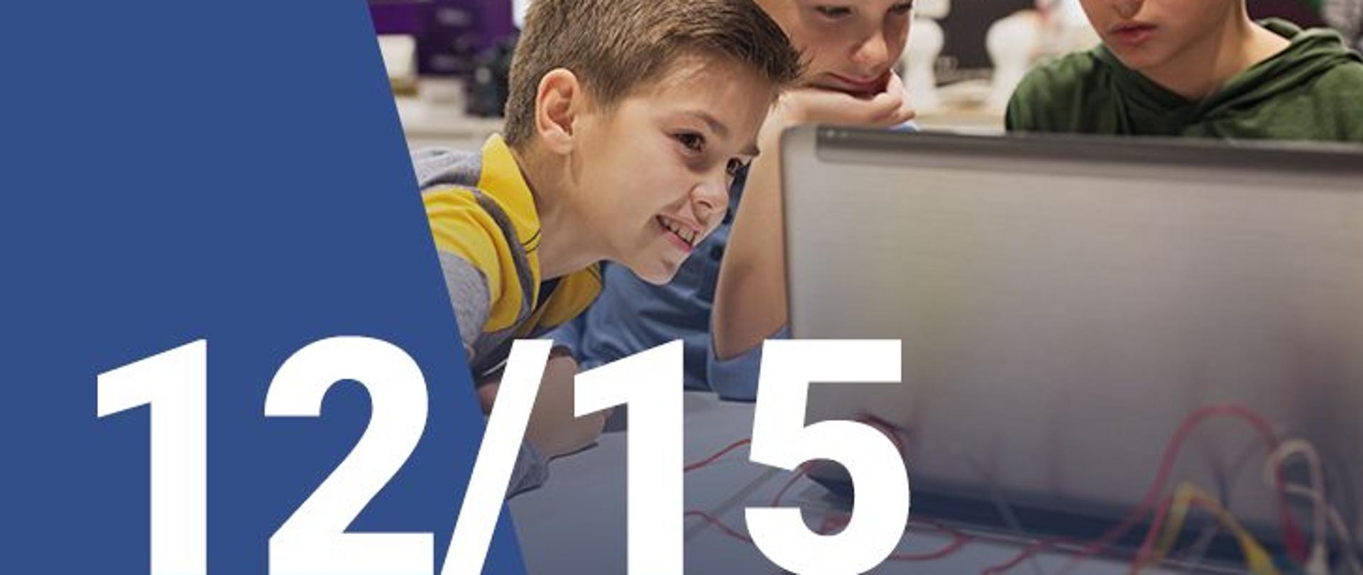 Na zdjęciu widzimy trzech chłopców patrzących na ekran laptopa. W dolnym lewym rogu widoczna jest numeracja zdjęcia (12/15)