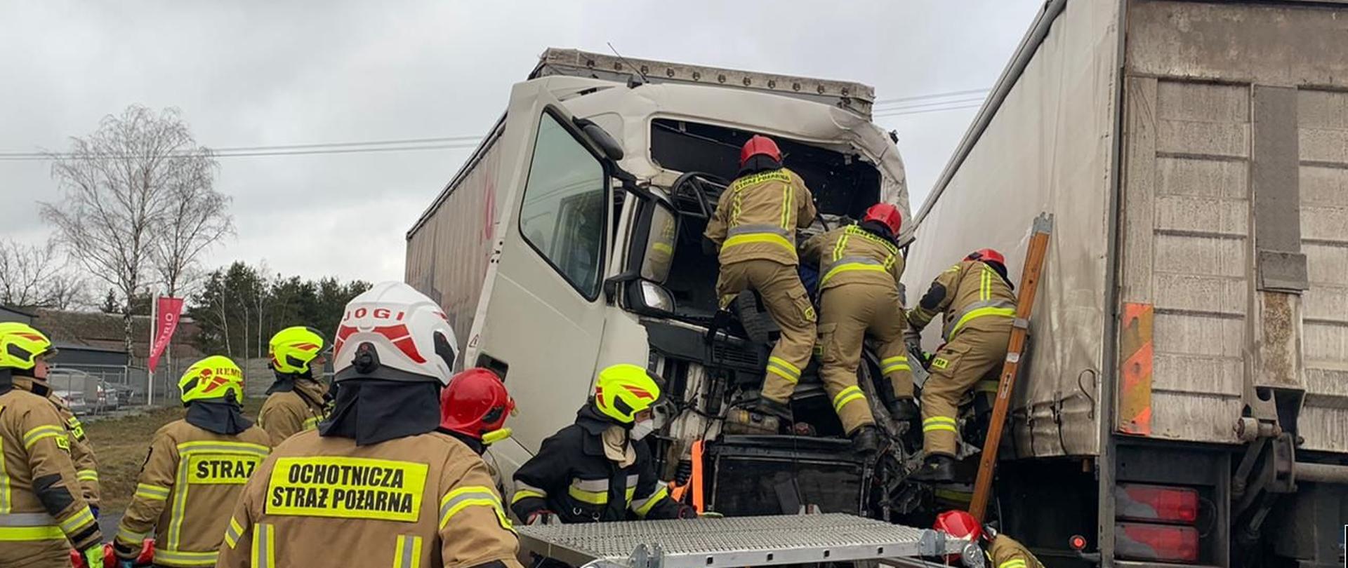 Działania ratownicze na rozbitym pojeździe ciężarowym
