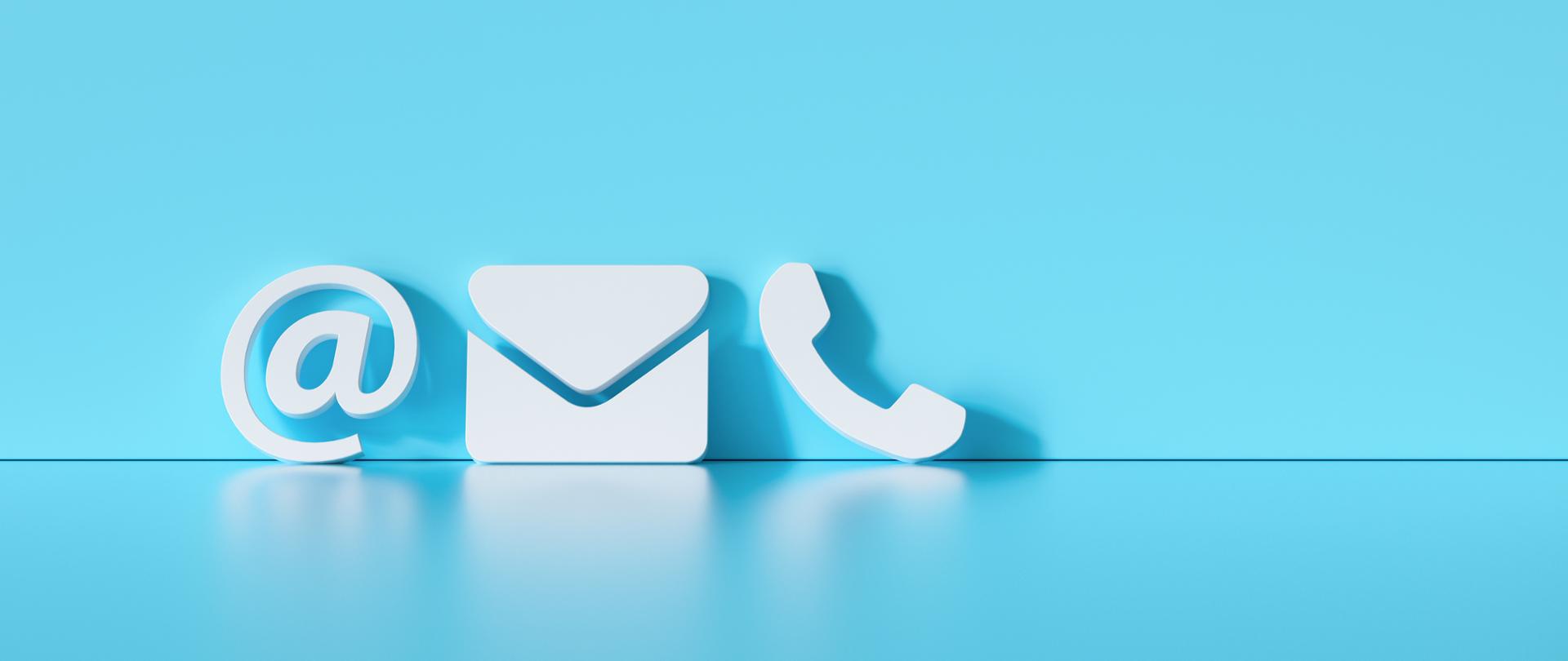 Na niebieskim tle biała grafika znaku małpa, koperty i słuchawki telefonu.