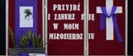 Tablica z napisem Przyjdź i zanurz się w moim miłosierdziu
