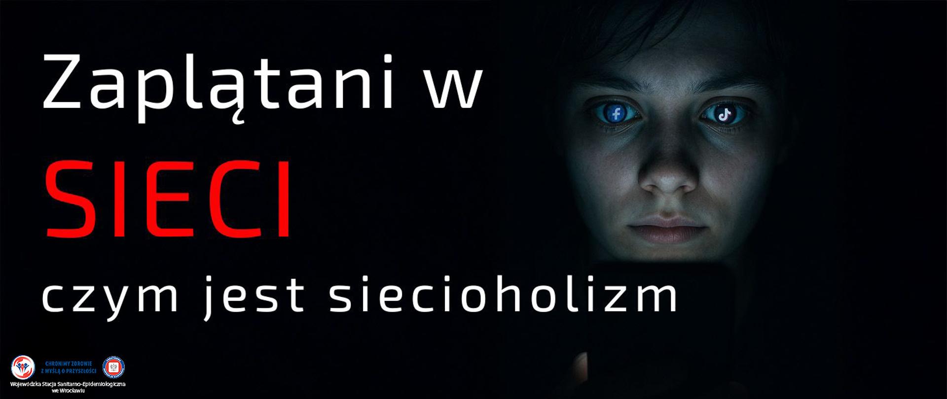 osoba w ciemności, patrząca intensywnie w ekran telefonu lub laptopa, z odbiciem ikon aplikacji w oczach