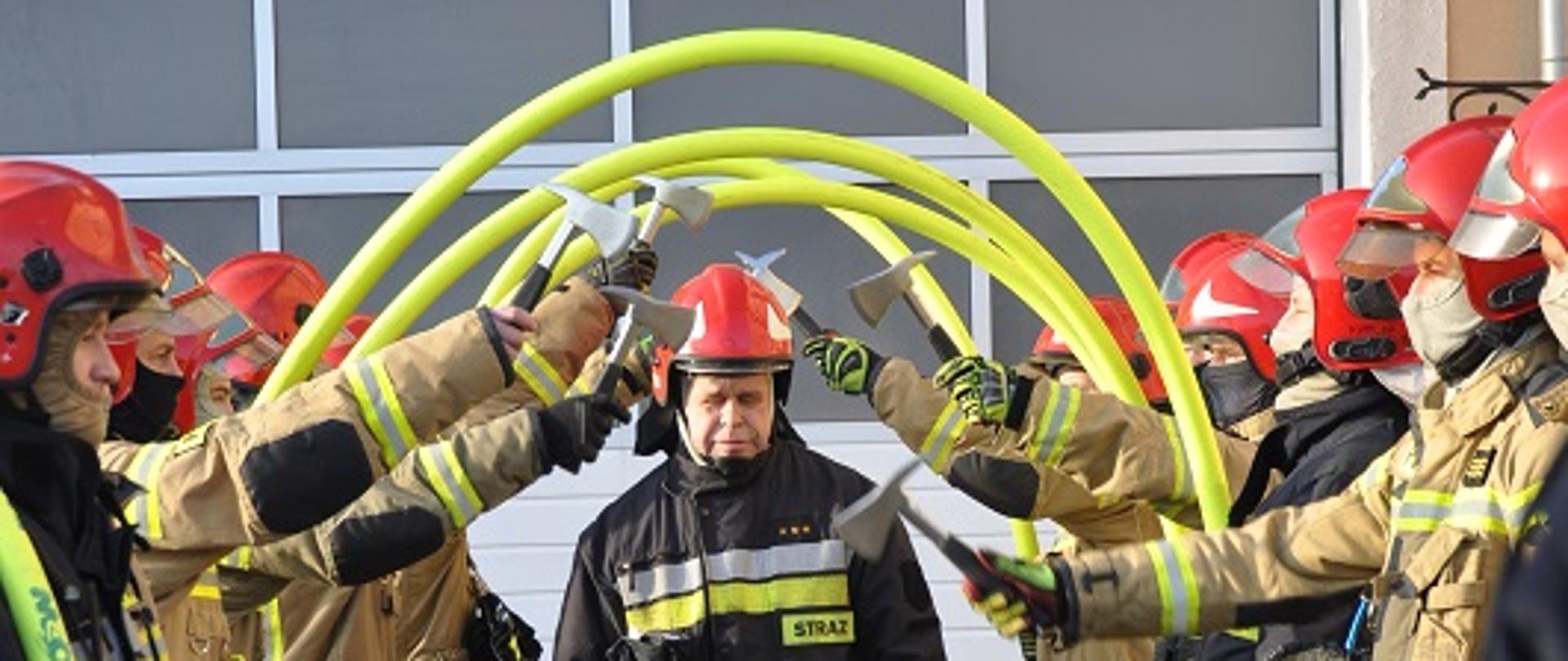 Zdjęcie przedstawia asp.sztab. Piotra Pankiewicza przechodzącego pod szpalerem pożegnalnym