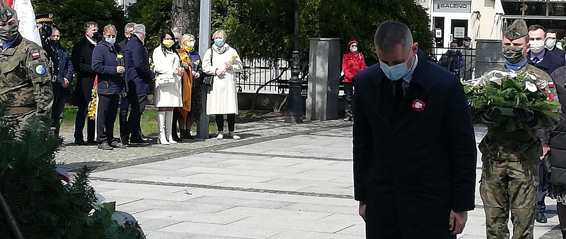 Na zdjęciu znajduje się tłum ludzi