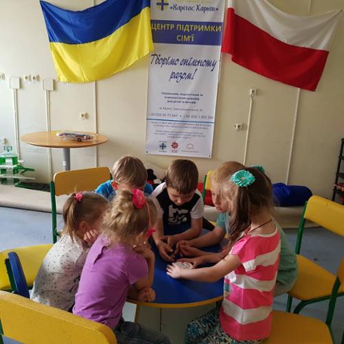 dzieci bawią się przy stole