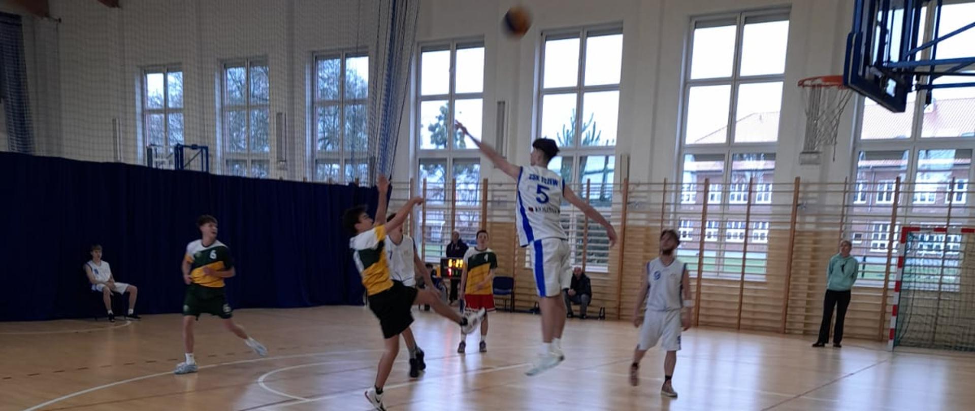 Uczestnicy turnieju powiatowego koszykówki 3x3 chłopców 