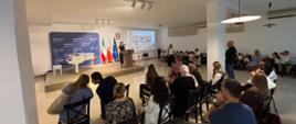Uczestnicy uroczystego zakończenia roku Szkoły Polskiej w sali Ambasady 