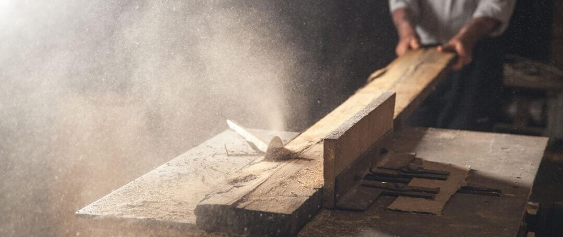 Proces rżnięcia drewna