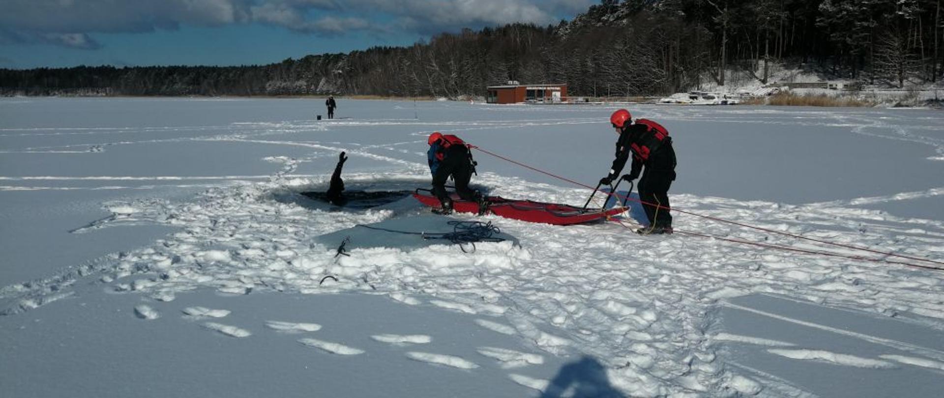 Na zdjęciu widnieją strażacy w trakcie akcji ćwiczebnej na akwenie wodnym. 