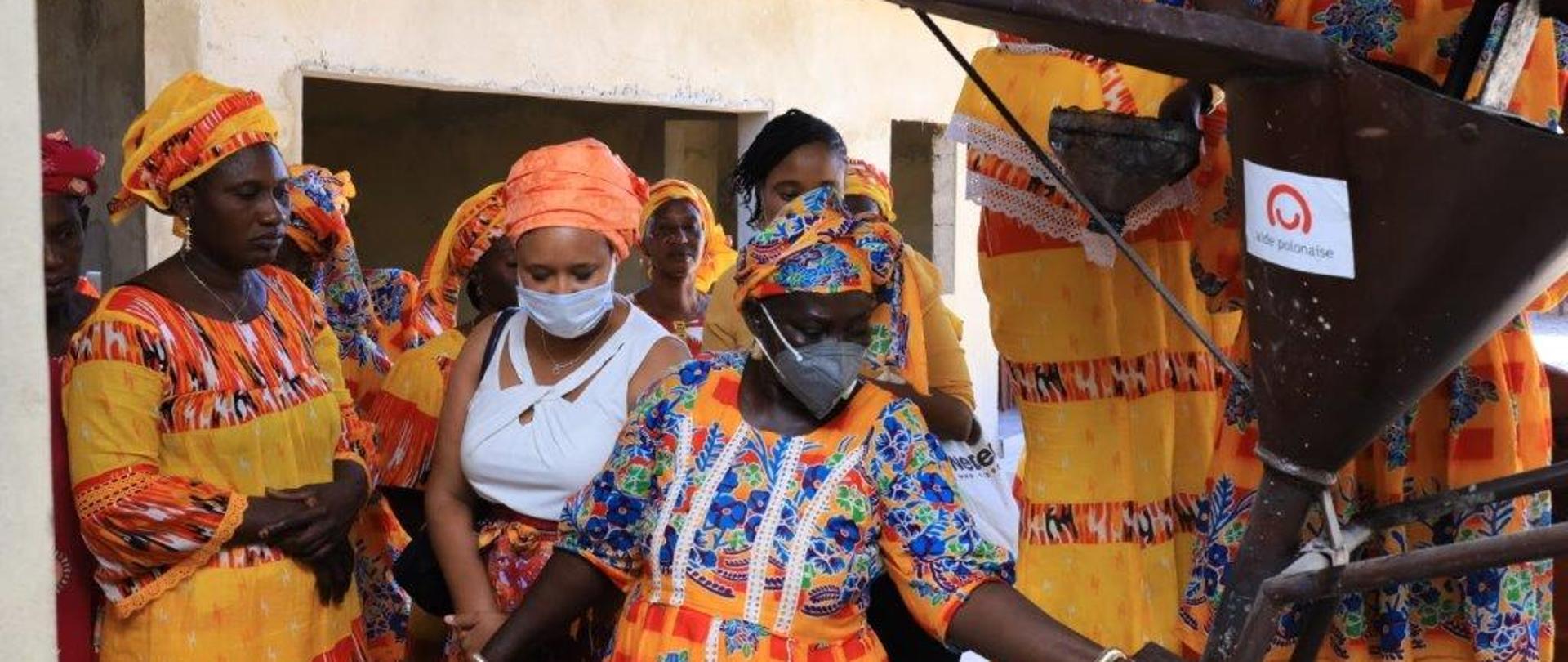 Autor: Ibrahima Thioye; 7 grudnia 2020, miasto Joal.
Pokaz produkcji brykietów ekologicznych ze słomy.