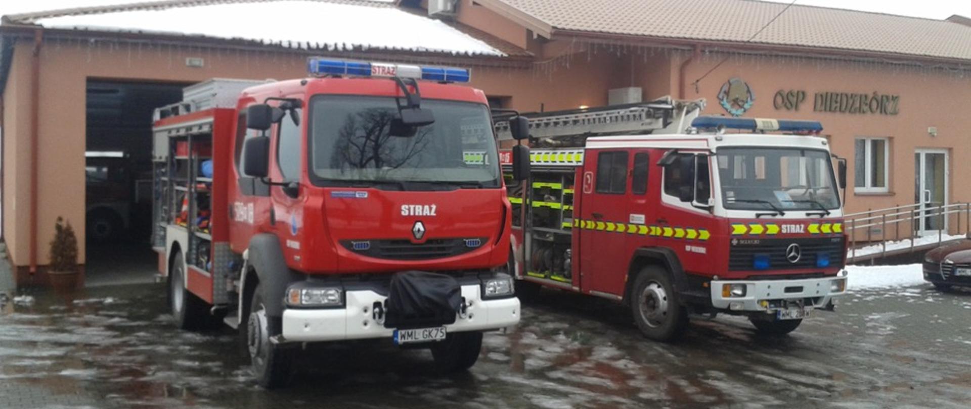 Remiza OSP Niedzbórz oraz dwa pojazdy pożarnicze.