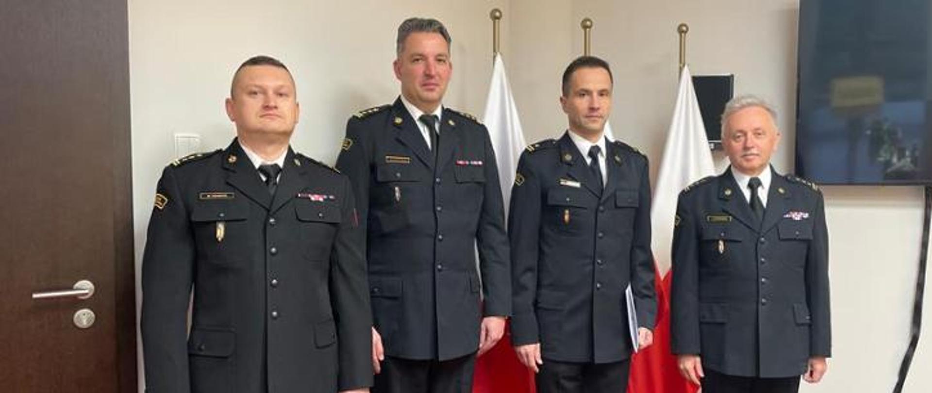 st. bryg. Jarosław Piotrowski – Mazowiecki Komendant Wojewódzki PSP,
st. bryg. Robert Nowakowski – Komendant Powiatowy PSP w Powiecie Warszawskim Zachodnim,
mł. bryg. Dariusz Kosior – Zastępca Komendanta Powiatowego PSP w Powiecie Warszawskim Zachodnim,
st. bryg. Marcin Konecki – Naczelnik Wydziału Kadr Komendy Wojewódzkiej PSP w Warszawie.
podczas mianowania