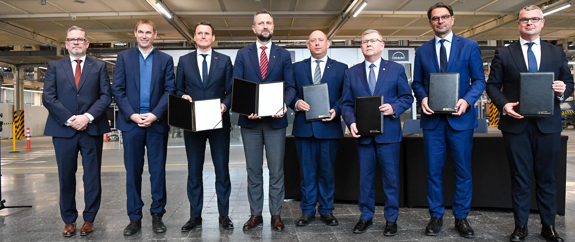 22 stycznia br. w zakładach produkcyjnych MAN Trucks w Niepołomicach, wicepremier uczestniczył w uroczystości podpisania listu intencyjnego dot. współpracy przy realizacji inwestycji firmy na terenie Niepołomickiej Strefy Inwestycyjnej.
