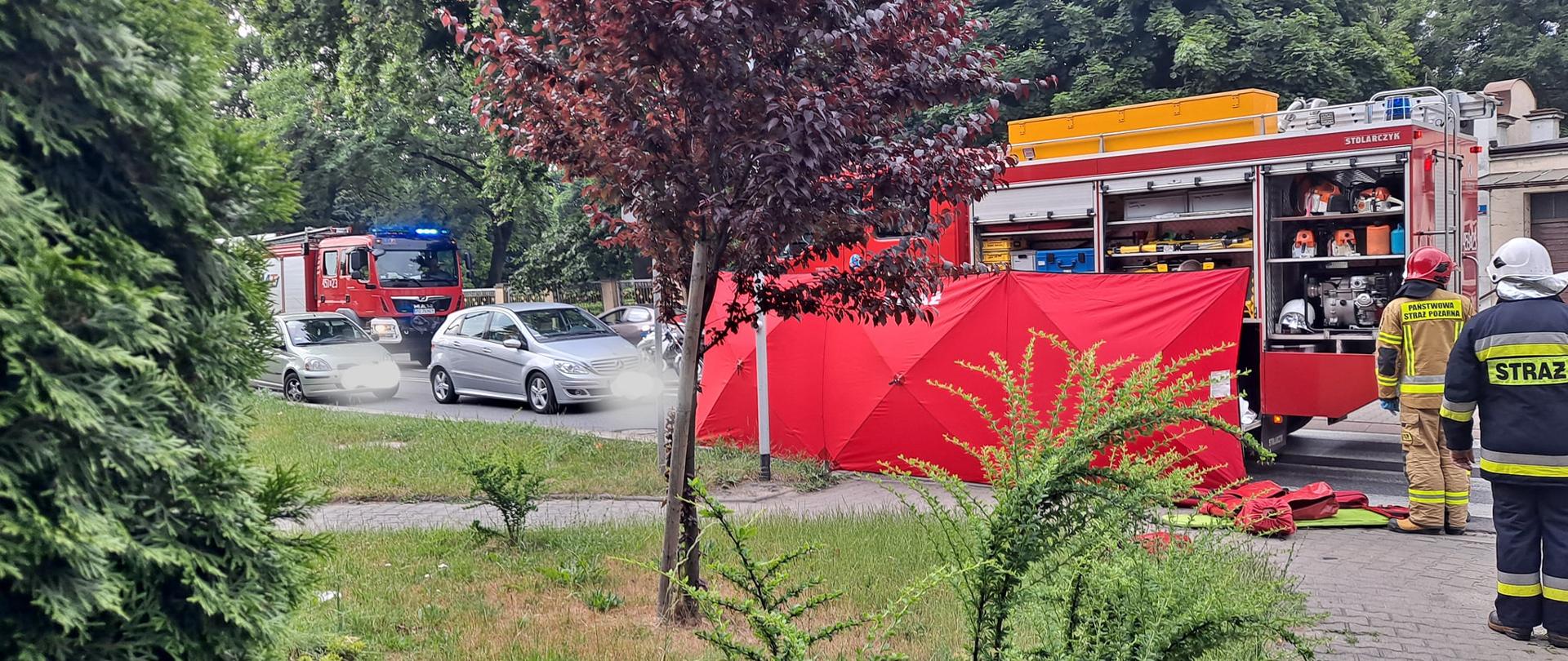 Strażacy udzielają pomocy medycznej