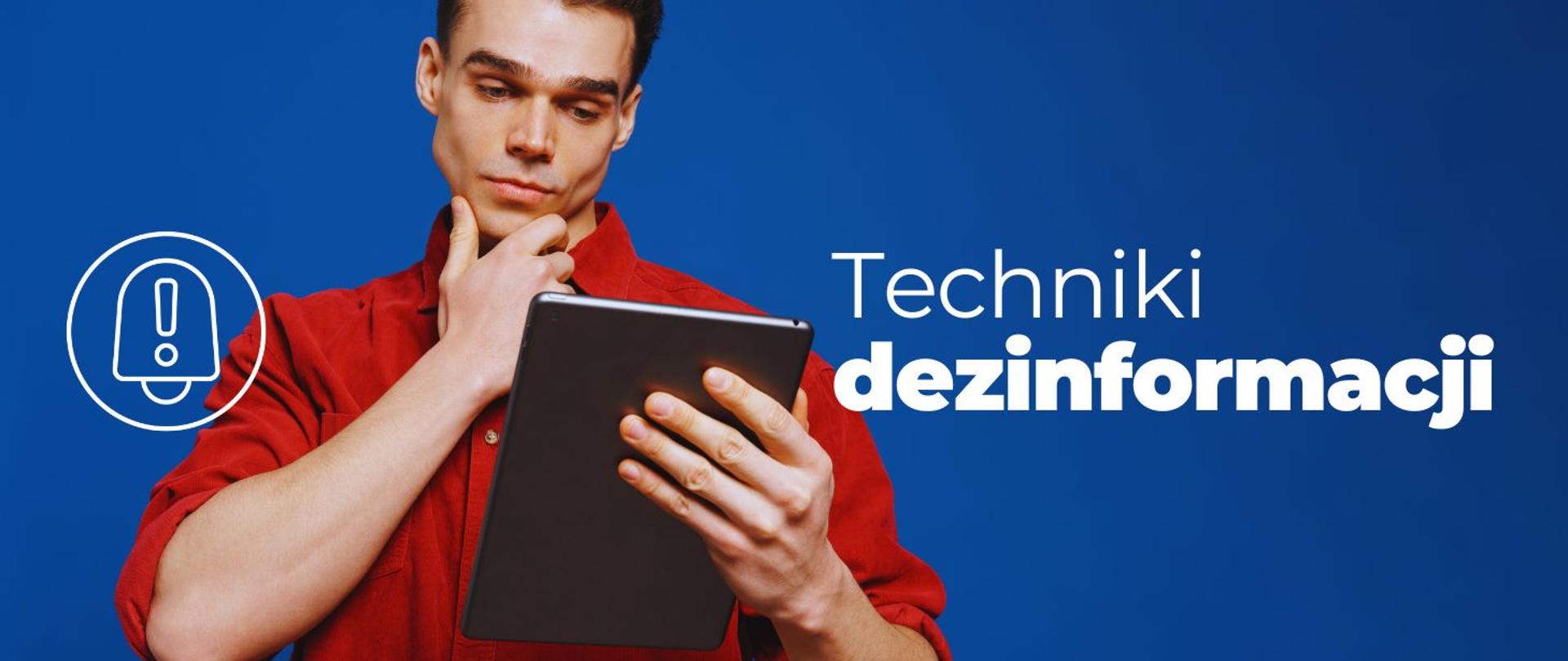 na zdjęciu widnieje zaciekawiony mężczyzna w czerwonej koszuli wpatrzony w ekran tabletu. Po prawej stronie baneru widnieje napis: Techniki dezinformacji. 
