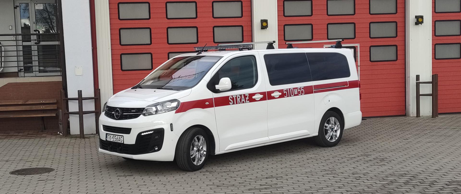 Plac wewnętrzny KP PSP we Włoszczowie, przed garażem samochód koloru białego, mikrobus Opel Zafira, numer operacyjny 510-55