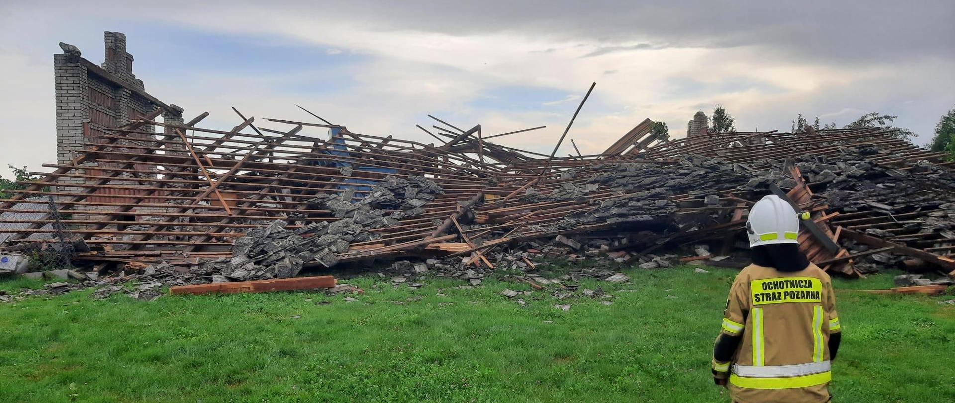 Zawalona stodoła po burzy