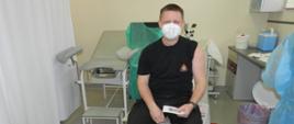 Zastępca Komendanta Powiatowego PSP w Kluczborku st. kpt. Łukasz Olejnik podczas szczepienia służb mundurowych