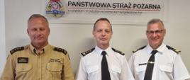 Zdjęcie przedstawia nadbryg. Jacka Kaczmarka - Kujawsko-Pomorskiego Komendanta Wojewódzkiego PSP, st. bryg. Roberta Wiśniewskiego -
Zastępcę Kujawsko-Pomorskiego Komendanta Wojewódzkiego PSP oraz st.bryg. Andrzeja Góreckiego - Komendanta Powiatowego Państwowej Straży Pożarnej w Brodnicy po wręczeniu nagrody jubileuszowej z okazji 35 lat służby i pracy.