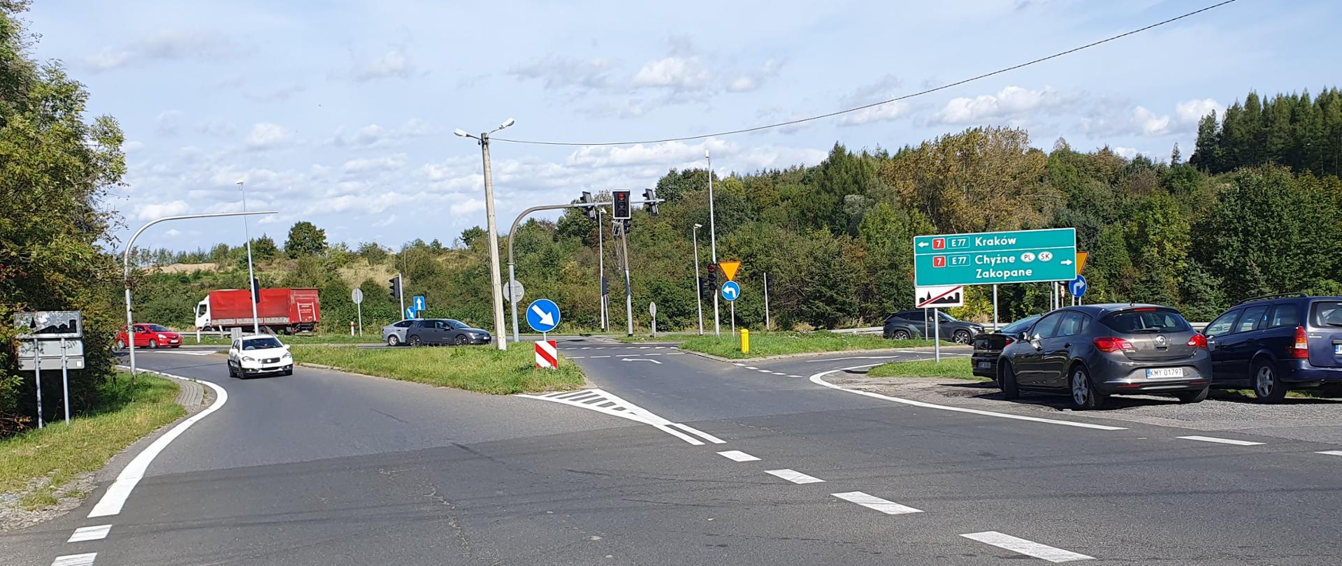 Skrzyżowanie z sygnalizacja świetlną z drogą krajową nr 7 - miejsce przyszłego węzła. 