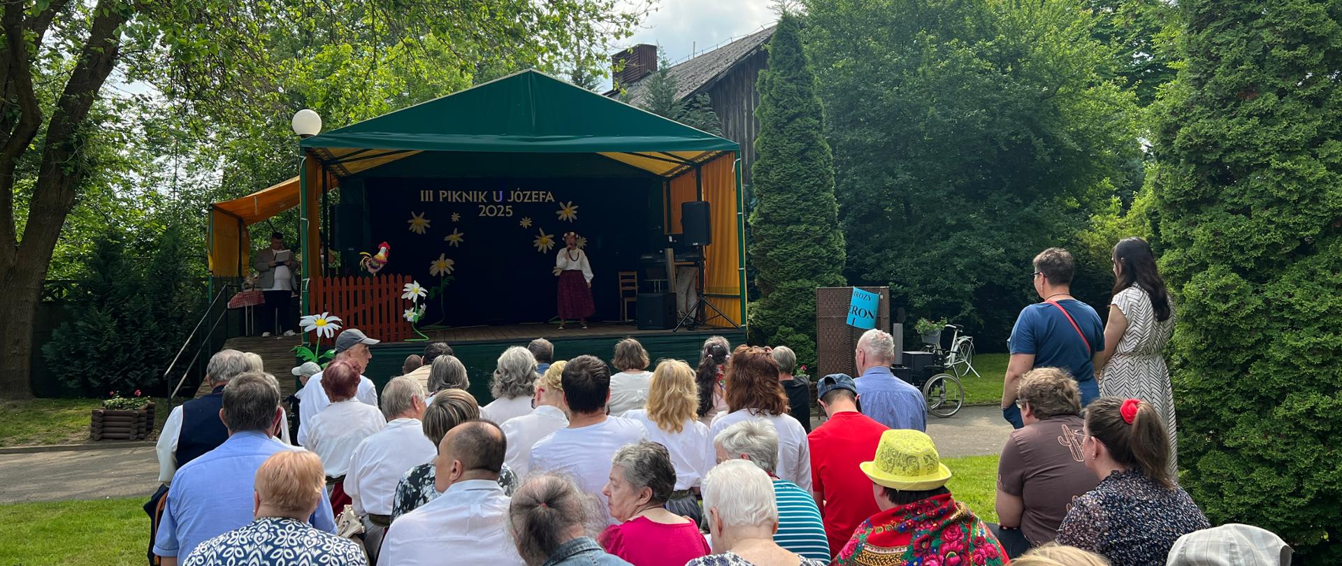 Na obrazku scena i widownia pod sceną