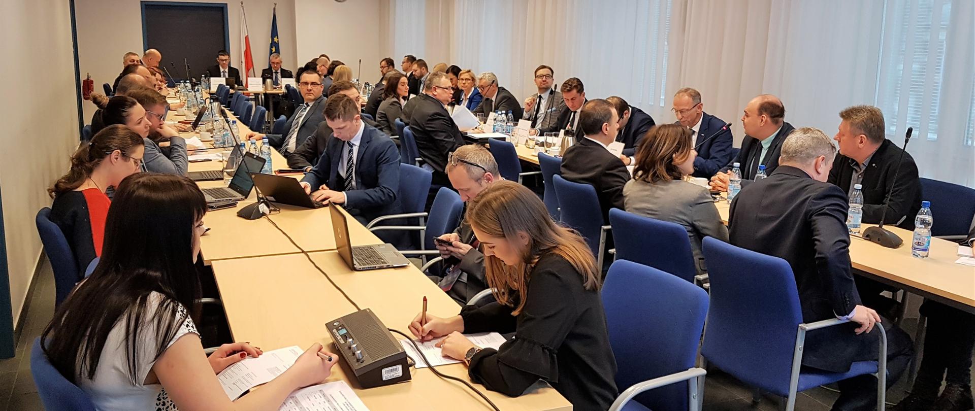 Na sali siedzi kilkadziesiąt osób.