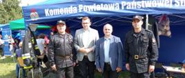 Na zdjęciu widoczni Wojewoda Małopolski Komendant i Z-ca Komendanta Powiatowego PSP w Gorlicach oraz Wójt Gminy Ropa w tle namiot koloru niebieskiego.