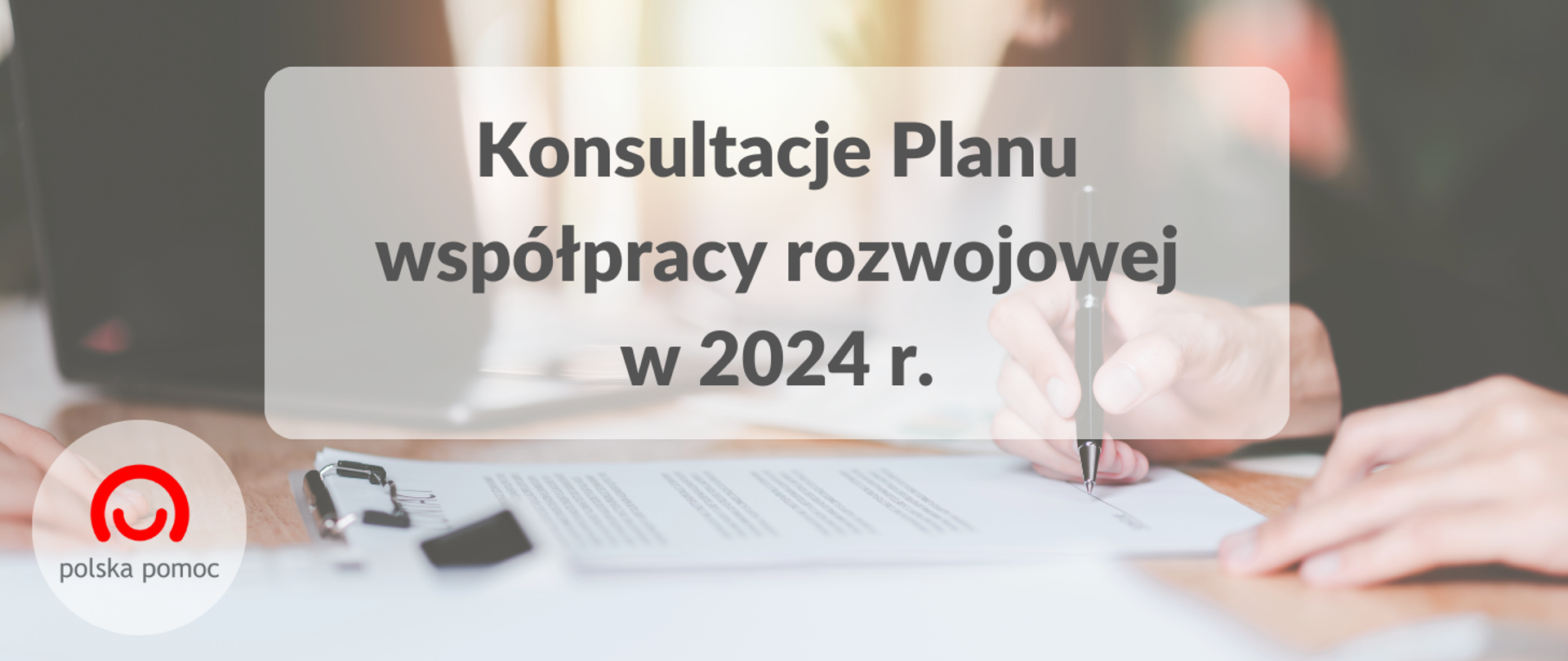 Plansza z napisem o konsultacjach oraz zdjęcie dłoni podpisującej dokument