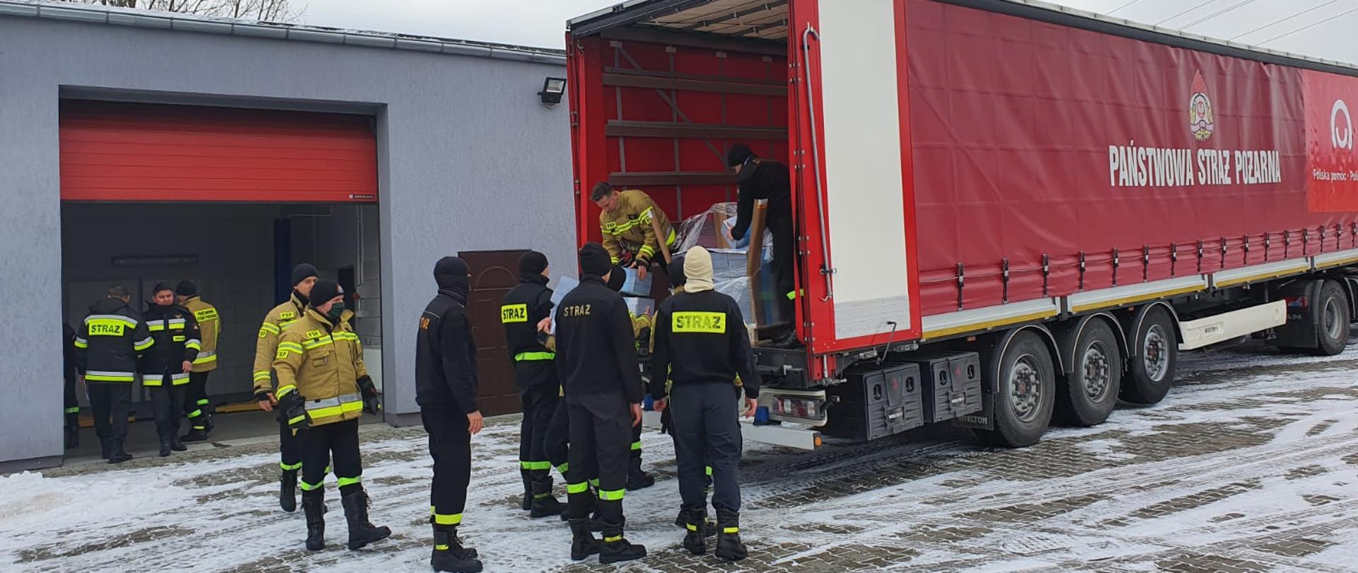 rozładunek przez strażaków ulotek w KM PSP Konin