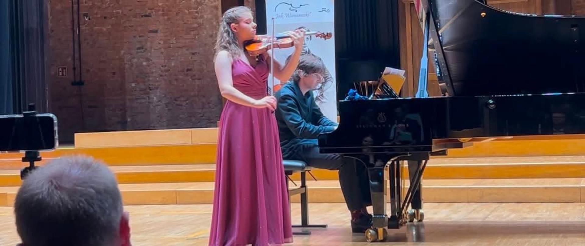 Julia Kalicka i pan Krzysztof Stanienda na scenie