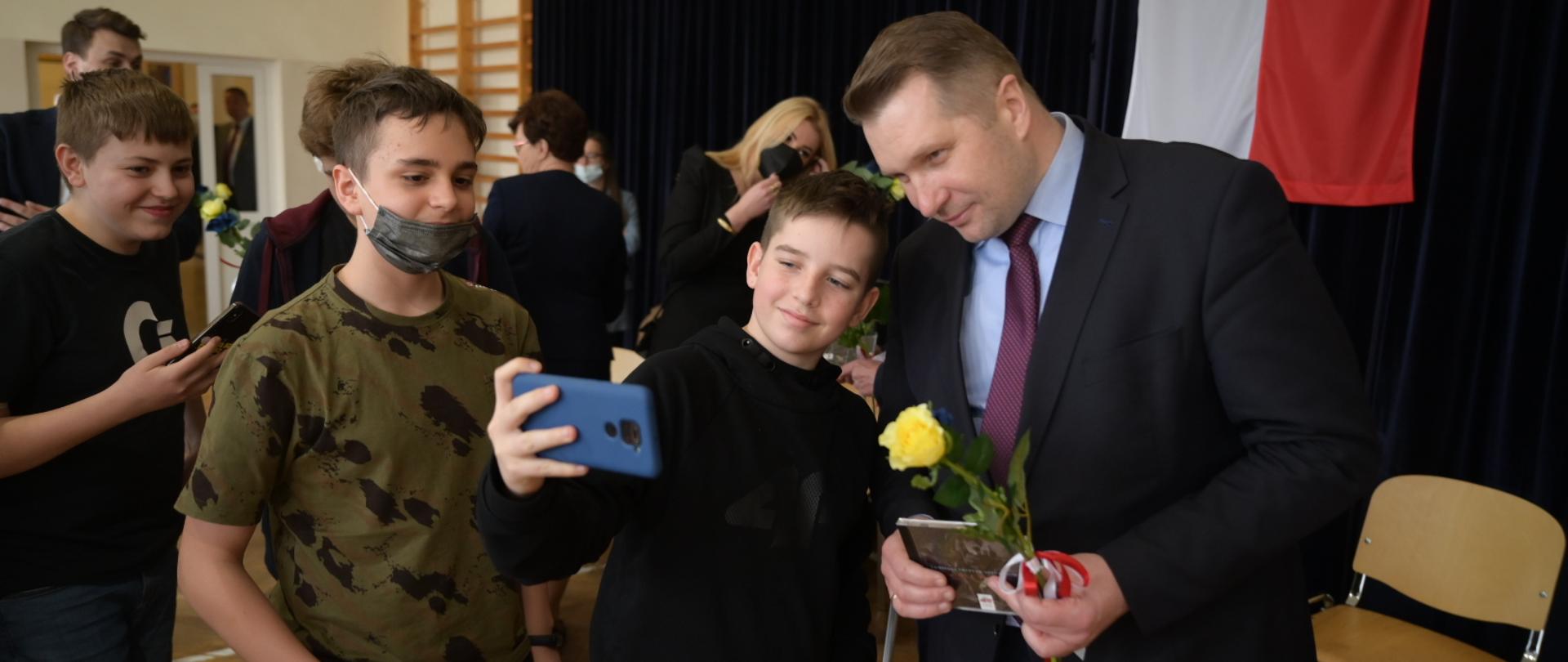 Minister Przemysław Czarnek odwiedził polskich i ukraińskich uczniów Szkoły Podstawowej nr 6 w Lublinie